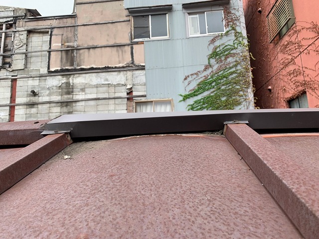 瓦棒屋根、棟取り合い